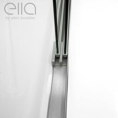 Gros plan du rail de porte de douche coulissante en nickel brossé et des panneaux en verre sur la cabine de douche encadrée Ella Duo