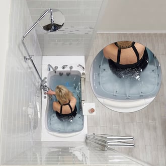 Vista cenital de una mujer disfrutando de un baño en una bañera de acceso Ella con chorros de hidromasaje terapéutico y un primer plano insertado de la zona del asiento.