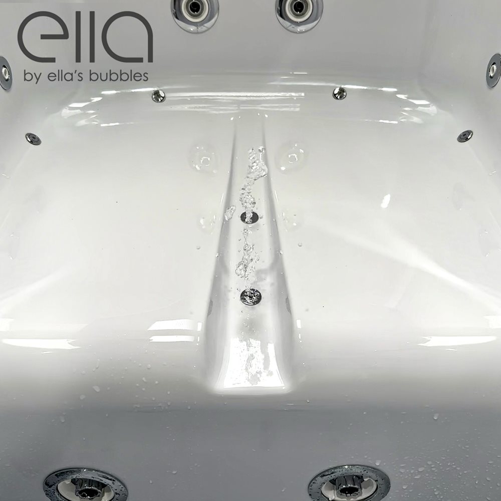 Intérieur d'une baignoire à porte Ella pendant le cycle d'auto-purge qui nettoie les jets d'air