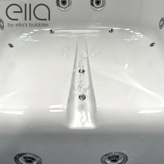 Primer plano del interior de la bañera de acceso de Ella's Bubbles, mostrando los chorros de autolimpieza de autopurga activos haciendo circular agua por el sistema