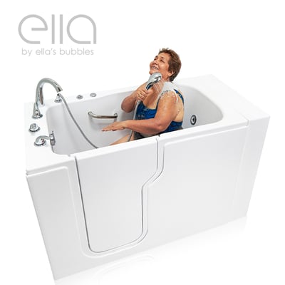 Femme senior riant tout en utilisant la douchette à main dans la baignoire à porte Ella Standard avec jets de massage d'hydrothérapie