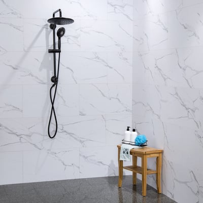 Baldosa machihembrada de PVC Carrara de 25"x15" - Paneles de pared de ducha sin lechada con aspecto de mármol de Carrara con sistema de cabezal de ducha de lluvia negro y banco de ducha de teca con accesorios de baño
