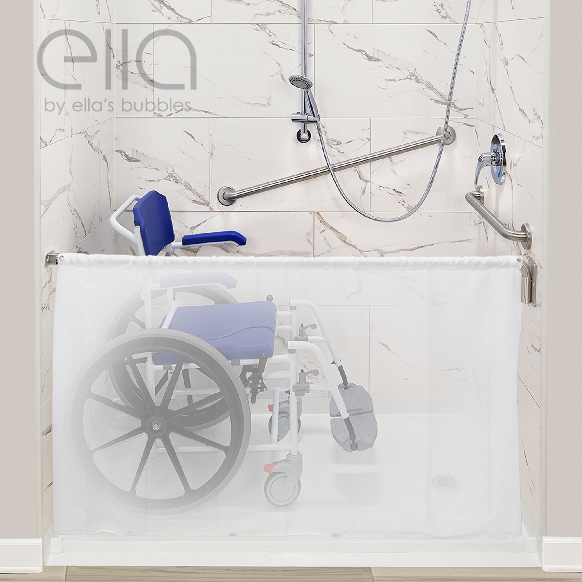 Silla de ducha con ruedas detrás de la cortina antisalpicaduras para cuidadores de Ella, en una ducha sin barreras con barras de apoyo