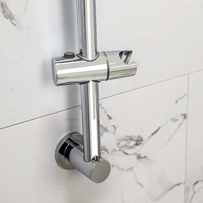 Kit 4 pièces : bras de douche à main et fixation coulissante 24” - Gros plan d’un support de barre de douche réglable pour douchette à main en chrome poli, fixé sur un mur en carrelage marbre