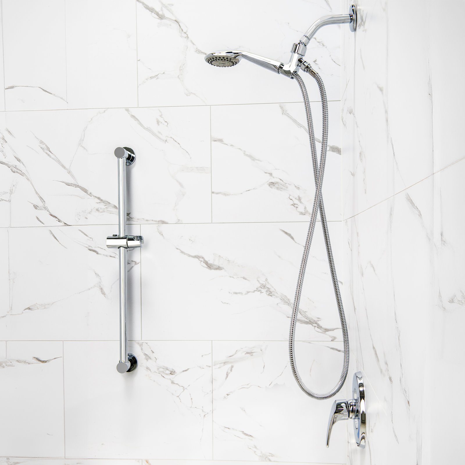 Ducha de mano cromada con manguera flexible y barra deslizante ajustable montada en pared de ducha de mármol blanco