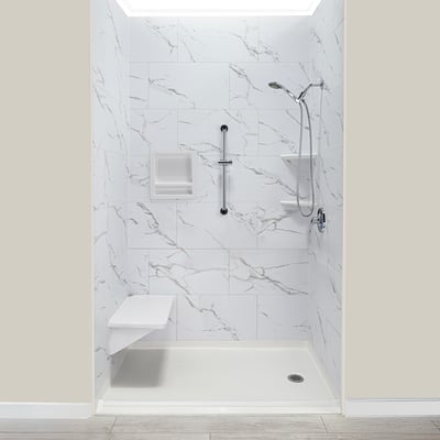 Cabine de douche accessible Ella avec murs imitation marbre, siège d’angle intégré, barre d’appui, niche et douchette à main