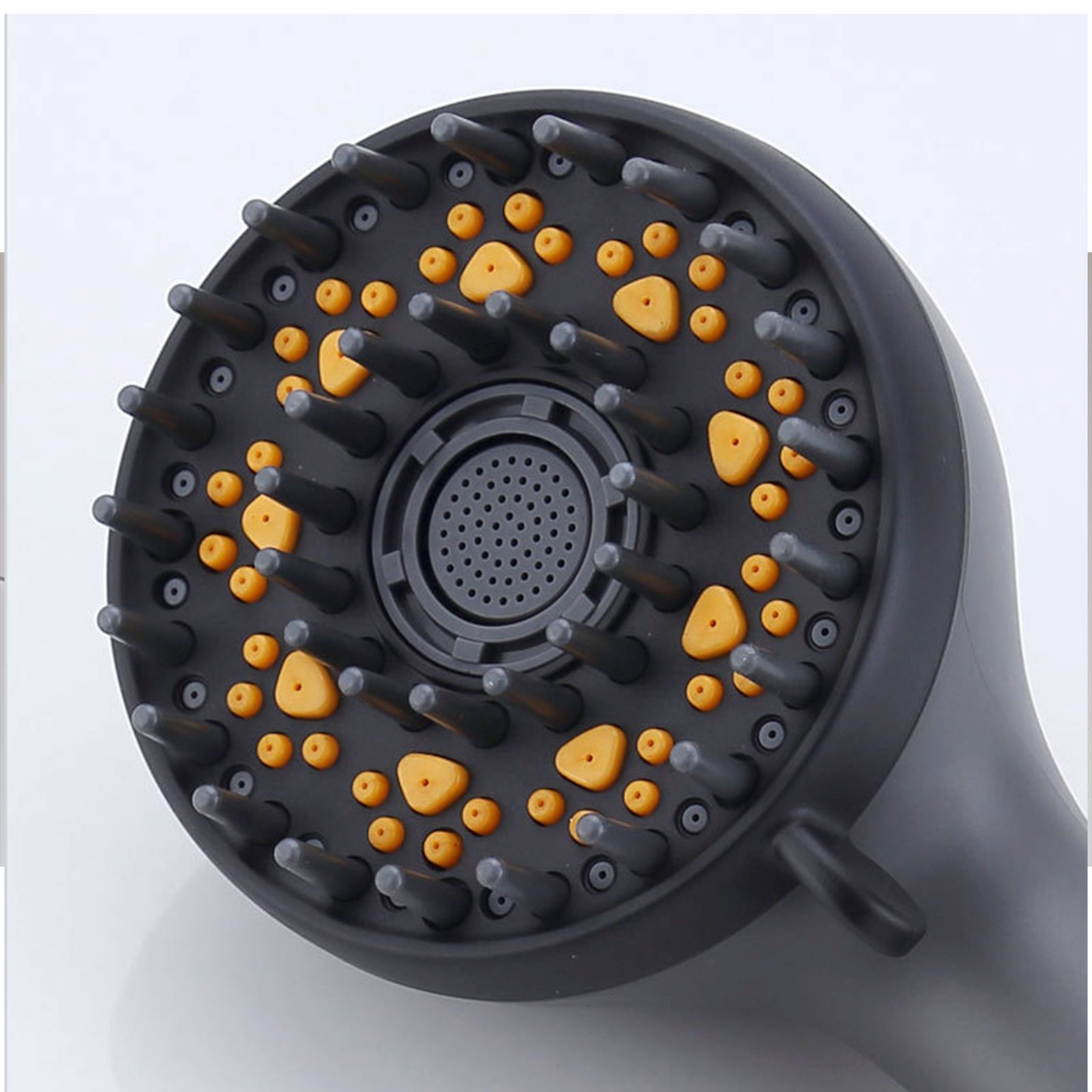Bañera spa para perros y mascotas con terapia de microburbujas y ducha de hidromasaje - %3E - Close-up of a black handheld massage shower head face with yellow acupressure nodes and rubber massage tips