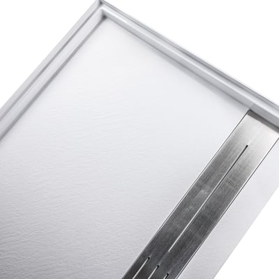 Gros plan d'un receveur de douche SMC conforme ADA avec surface antidérapante texturée et caniveau linéaire en acier inoxydable pour salles de bains accessibles