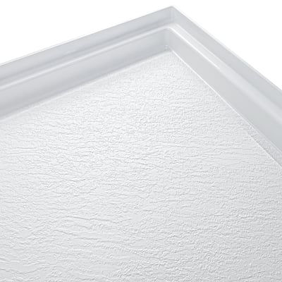 Gros plan de la surface texturée antidérapante d'un receveur de douche SMC ADA blanc avec seuil d'angle surélevé pour salles de bains accessibles