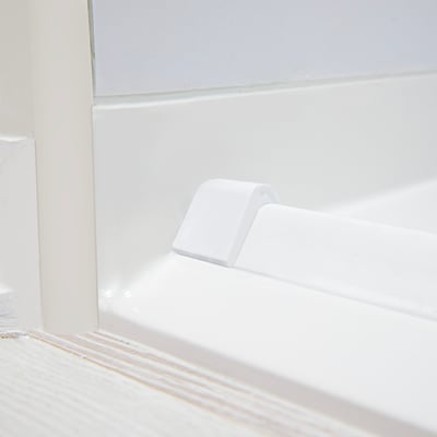 Primer plano de un umbral de presa de goma plegable blanco en la entrada de una ducha a ras de suelo Ella para acceso sin barreras