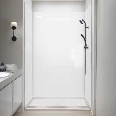 Cabina de ducha de acceso blanco brillante con paneles de pared de acrílico liso, barra deslizante negro mate y desagüe lineal en el suelo de la ducha
