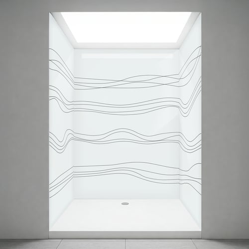 Cabine de douche accessible en acrylique blanc avec parois à motif de vagues et drain central sous un puits de lumière
