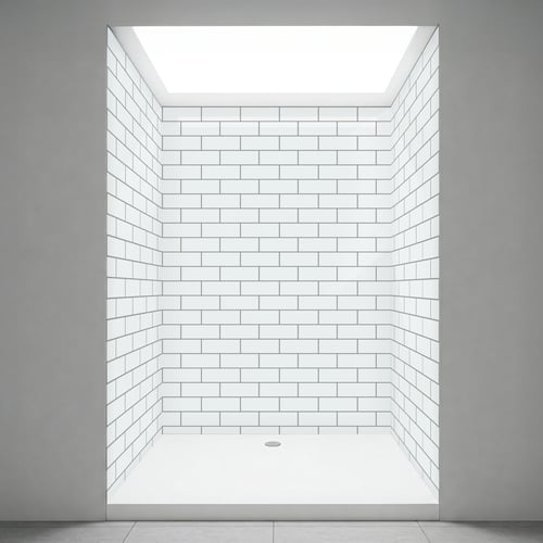 Intérieur de cabine de douche à l’italienne avec murs en carreaux métro blancs et receveur de douche plat et épuré avec bonde centrale