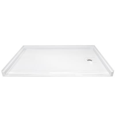 Receveur de douche accessible en fauteuil roulant Ella blanc avec évacuation à droite et entrée sans obstacle à seuil bas sur fond blanc
