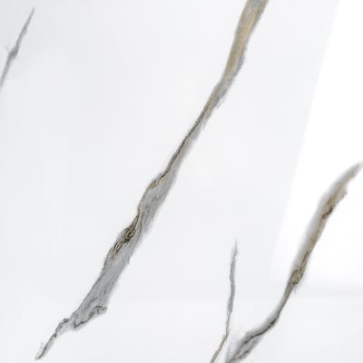 Primer plano de panel acrílico para pared de ducha Calacatta Gold con aspecto de mármol blanco y vetas fluidas doradas y grises