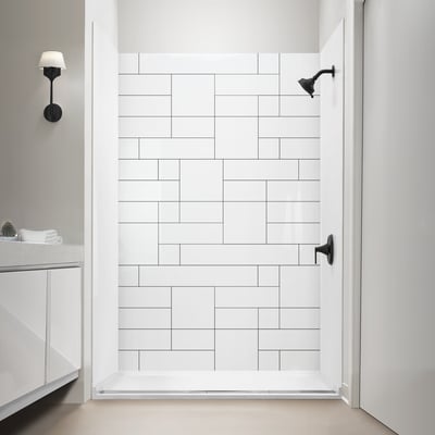 Cabina de ducha acrílica blanca con paredes de patrón de azulejo dispuesto CNC, alcachofa y grifo negro mate, plato de ducha de umbral bajo