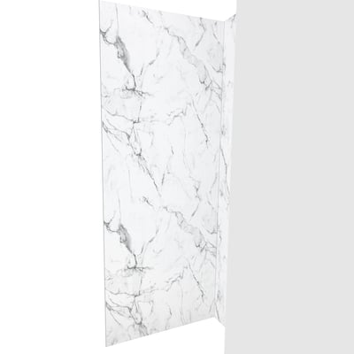 Vista en ángulo de los paneles de pared de ducha acrílicos Ella's Artic Vein Calacatta con acabado blanco efecto mármol y vetas grises