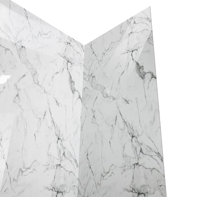 Primer plano de la esquina de los paneles de pared de ducha Arctic Vein Calacatta con patrón de vetas de mármol blanco