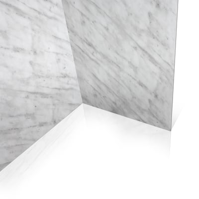 Detalle de esquina en primer plano de paneles de pared de ducha de mármol Carrara con moldura de base blanca en cabina de ducha accesible