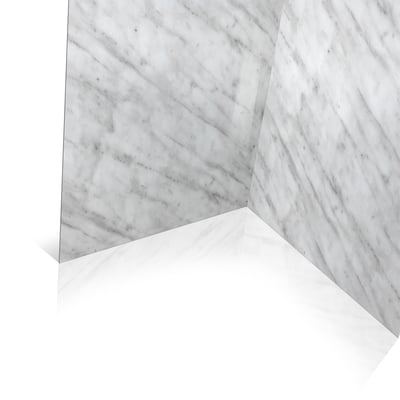Vista de esquina en primer plano de paneles de pared de ducha acrílicos con patrón de mármol Carrara con vetas grises para cabinas de ducha accesibles