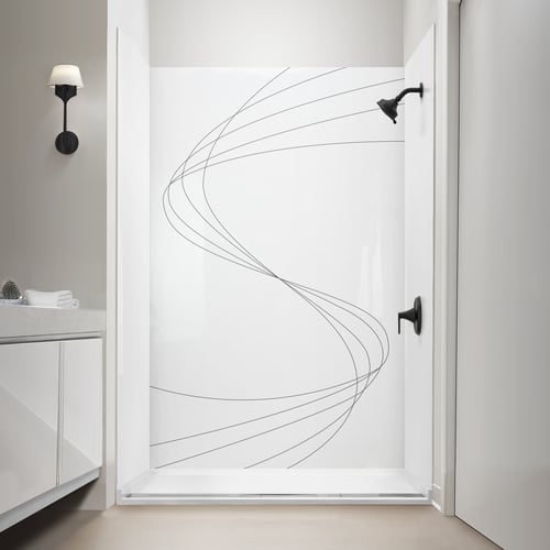 ellawave-paroi-de-douche-acrylique-design-CNC-douche Panneaux muraux de douche en acrylique Ella Wave avec motif de lignes ondulées gravées CNC et douchette noire mate dans une salle de bain moderne