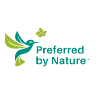 preferido por la naturaleza Logotipo de certificación Preferred by Nature con icono de colibrí verde y turquesa y detalle de hoja