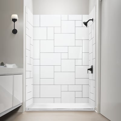 Kit de pared de ducha de 3 paneles de acrílico con patrón grabado CNC QuadQuilt 40"x60"x98" - Walk-in Shower, Shower Pan | Por: Ella's Bubbles - Cabina de ducha de acrílico blanco con paredes con patrón de azulejos CNC QuadQuilt y grifería de ducha negra mate en un baño moderno y accesible