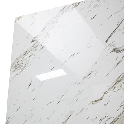 Detalle de panel de revestimiento de ducha de acrílico Heritage Calacatta brillante con patrón de vetas de mármol blanco