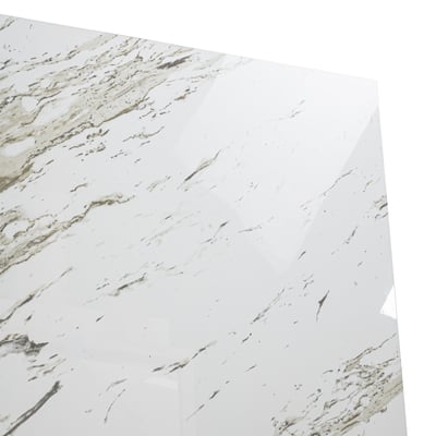 Detalle de panel de revestimiento de ducha de acrílico Heritage Calacatta con aspecto de mármol blanco y patrón de vetas gris-dorado