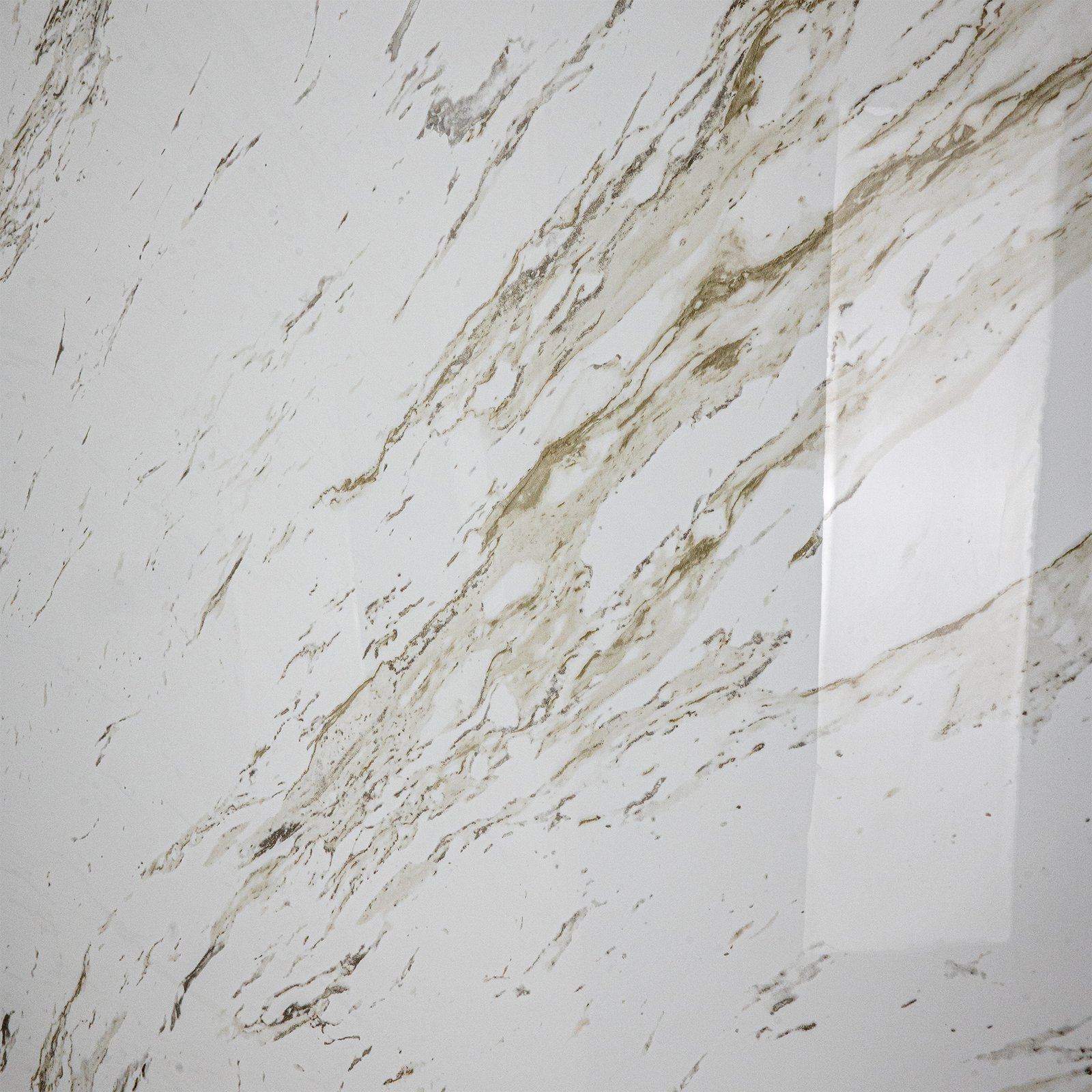 Detalle de panel de revestimiento de ducha de acrílico Heritage Calacatta con textura efecto mármol blanco y dorado para duchas accesibles