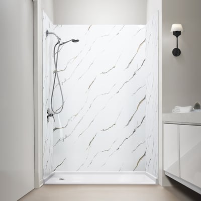 Cabina de ducha a ras de suelo Ella con paneles de pared acrílicos Calacatta Gold, plato blanco y alcachofa de mano cromada