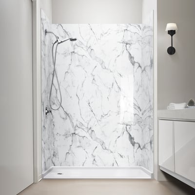 Paneles de pared de ducha acrílicos Ella Arctic Vein Calacatta con patrón de mármol, ducha de mano cromada y plato de ducha blanco de umbral bajo