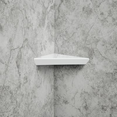 Estante esquinero triangular blanco montado en una cabina de ducha accesible con paneles de pared acrílicos con aspecto de piedra caliza