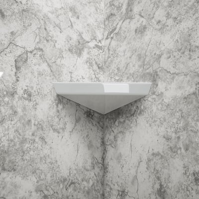 Estante esquinero blanco para ducha montado sobre paneles de pared acrílicos con patrón de piedra caliza dentro de una cabina de ducha accesible