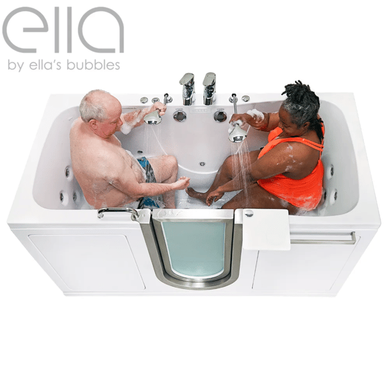 Dos adultos bañándose juntos con duchas de mano dentro de una bañera de acceso para dos personas de Ella con chorros de hidromasaje