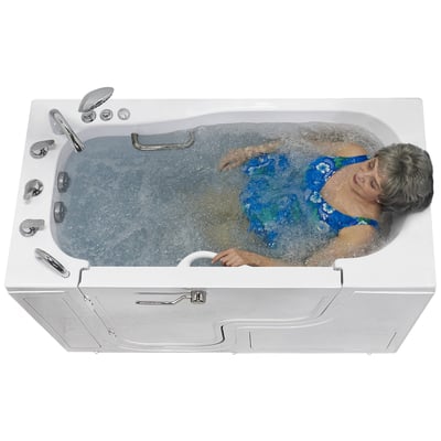 Femme âgée se relaxant dans les jets de massage hydro bouillonnants à l’intérieur de la baignoire à porte Ella Transfer60 à porte large avec double vidange