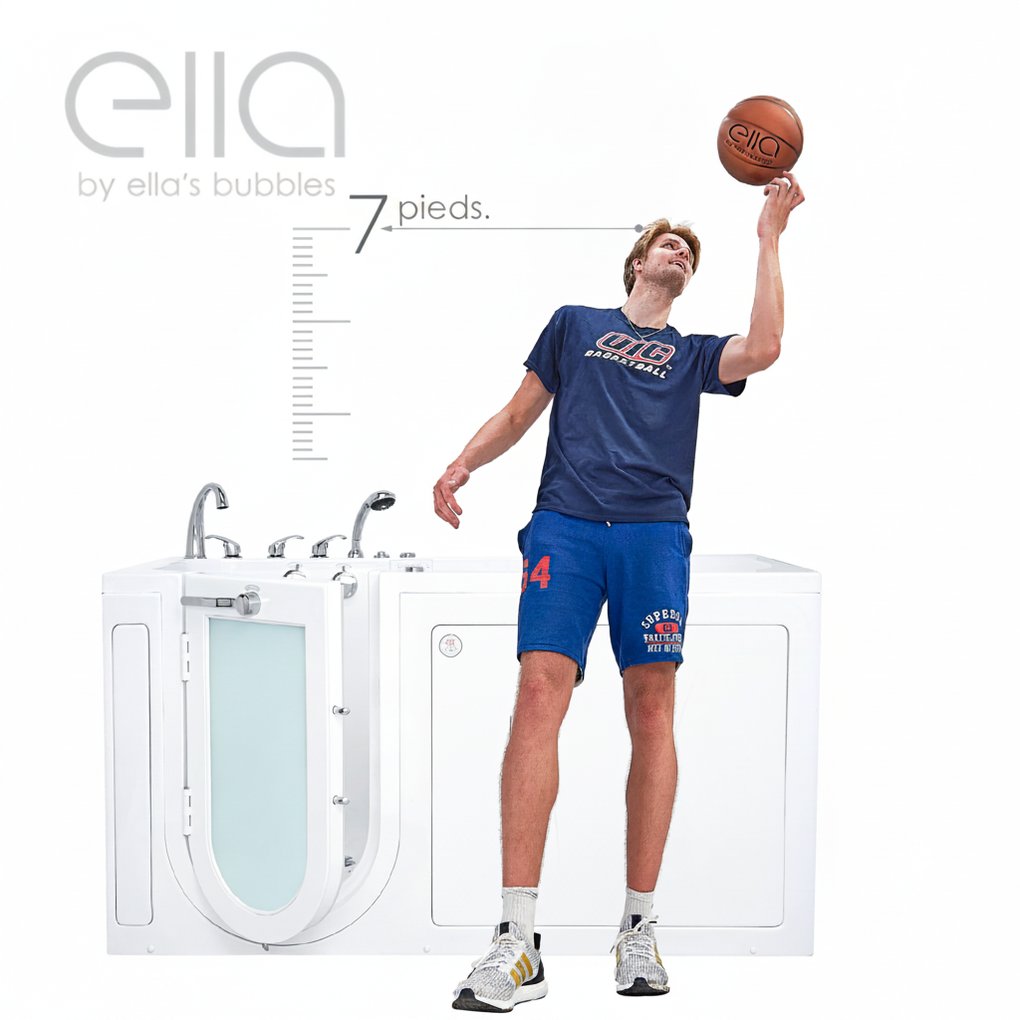 Grand joueur de basket faisant tourner un ballon à 2,13 m de hauteur à côté de la baignoire à porte en acrylique Ella ShaK avec porte à ouverture vers l’extérieur