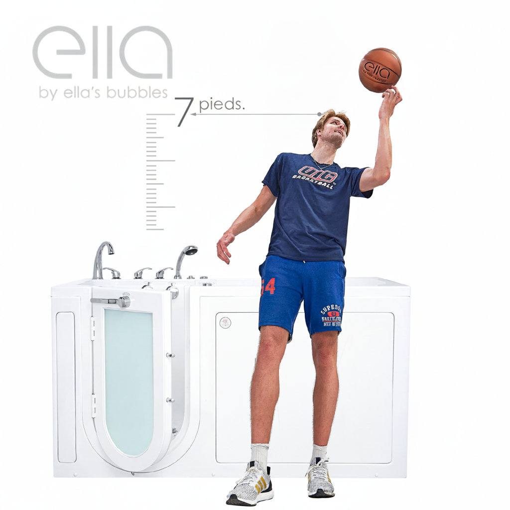Grand joueur de basket faisant tourner un ballon à 2,13 m de hauteur à côté de la baignoire à porte en acrylique Ella ShaK avec porte à ouverture vers l’extérieur