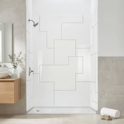 Kit de pared de ducha de 3 piezas de acrílico UrbanMaze blanco con patrón geométrico y grifería Moen cromada en un baño moderno