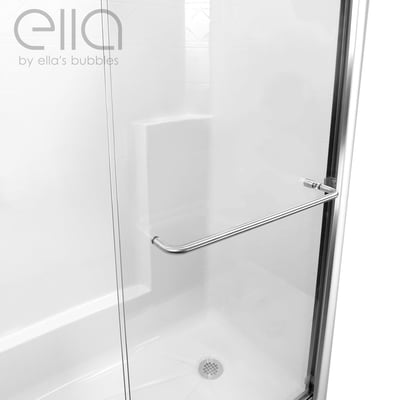 Gros-plan d’une barre d’appui en acier inoxydable sur une porte vitrée de cabine de douche accessible Ella avec parois en acrylique blanc