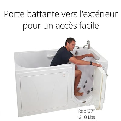 Homme assis à l’intérieur d’une baignoire à porte Ella démontrant l’ouverture de la porte vers l’extérieur pour un accès facile à seuil bas