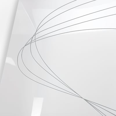 Superficie acrílica blanca abstracta con líneas grises fluidas que resaltan el acabado liso del kit de pared de ducha de 3 piezas EllaWave