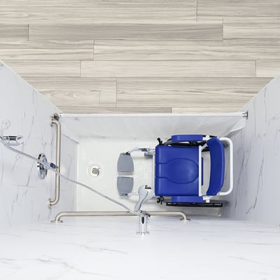 Vue aérienne d'un fauteuil roulant de douche pour aidant bleu à l'intérieur d'une base de douche accessible Ella avec barres d'appui et douchette à main