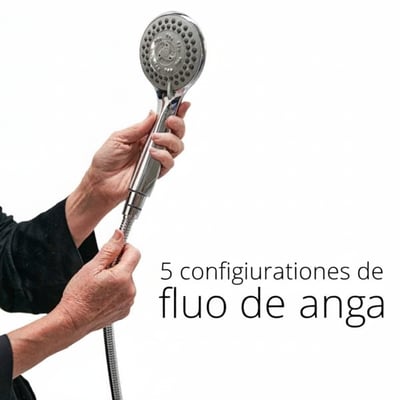 Manos de persona mayor sosteniendo una teleducha cromada con manguera flexible que ofrece 5 ajustes de flujo de agua