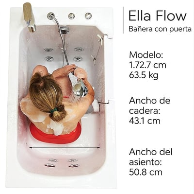 Vista aérea de una mujer mayor utilizando un mango de ducha manual mientras está sentada en la bañera Ella Flow con chorros de hidromasaje