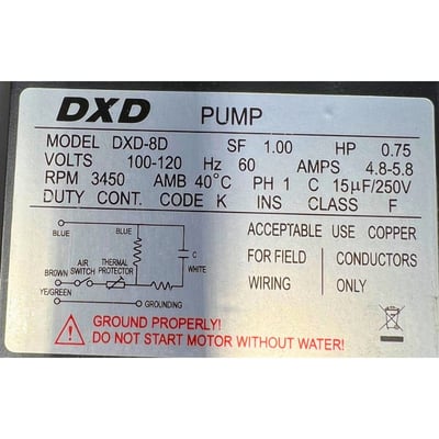 Étiquette de spécifications de la pompe DXD modèle DXD-8D, indiquant les spécifications du moteur de 0,75 HP pour le système de pompe à jets de baignoire à porte