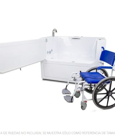 Bañera de Transferencia Ella HomeCare con Tanque de Llenado Rápido de 2 Minutos 32" x 60" (81x152 cm) - homecare transfer bathtub ellas bubbles 32x60 outswing door es - Bañera de acceso lateral para transferencia HomeCare 32x60 de Ella's Bubbles con puerta ancha de apertura hacia fuera, junto a una silla de ruedas azul para escala