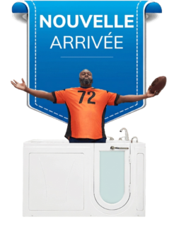 badge-nouvel-arrivage-500-mobile-big4one Homme en maillot de football américain tenant un ballon et se tenant derrière une nouvelle baignoire à porte Ella Big4One avec entrée par porte latérale